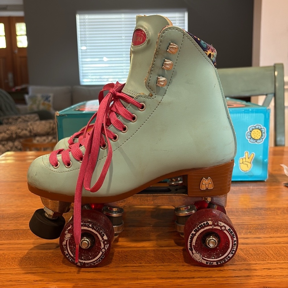 Super cute size 5 Moxi Beach Bunny roller skates.  Good used condition.